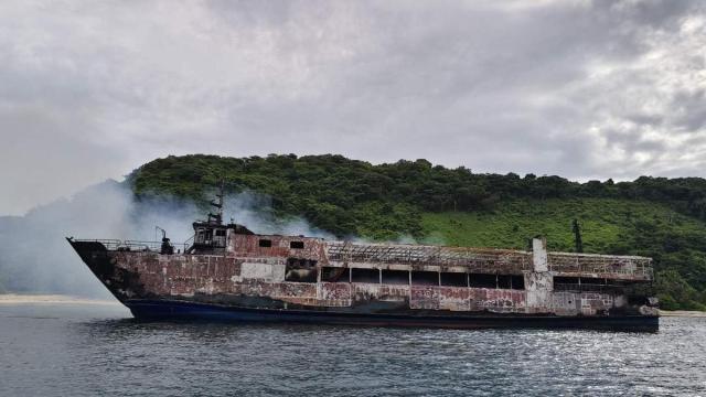 Imagen del ferri incendiado