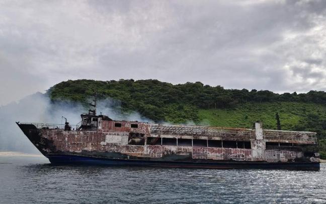 Imagen del ferri incendiado