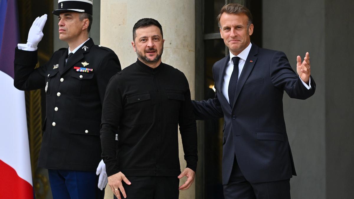 Los presidentes Volodímir Zlenski y Emmanuel Macron.
