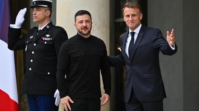 Los presidentes Volodímir Zlenski y Emmanuel Macron.