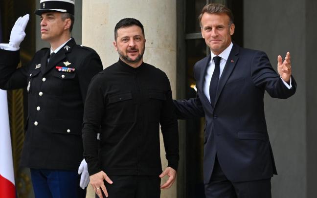 Los presidentes Volodímir Zlenski y Emmanuel Macron.