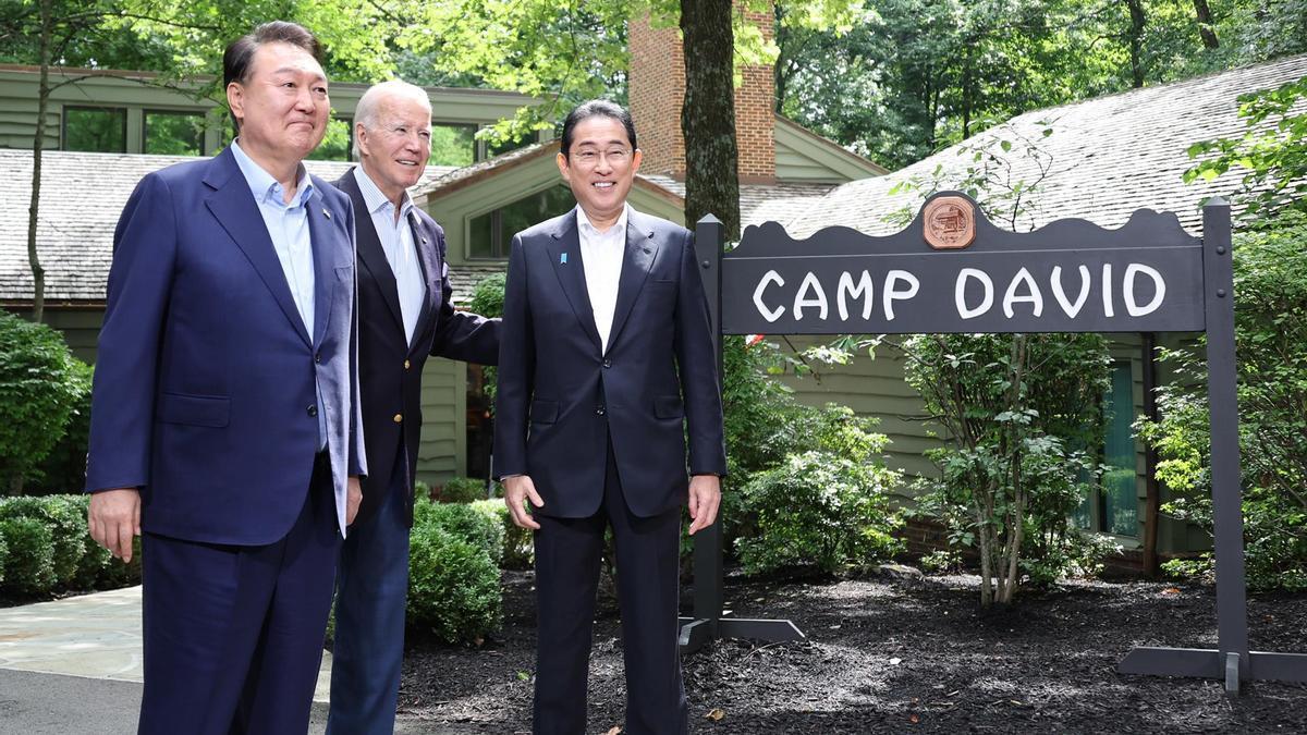 El presidente surcoreano, Yoon Suk-yeol, el presidente estadounidense, Joe Biden, y el primer ministro japonés, Fumio Kishida, en su primera cumbre trilateral.