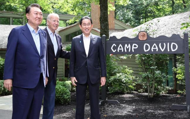El presidente surcoreano, Yoon Suk-yeol, el presidente estadounidense, Joe Biden, y el primer ministro japonés, Fumio Kishida, en su primera cumbre trilateral. El presidente surcoreano, Yoon Suk-yeol, el presidente estadounidense, Joe Biden, y el primer ministro japonés, Fumio Kishida, en su primera cumbre trilateral.