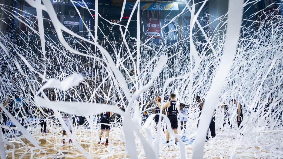 Así de espectacular fue el ambiente que vivió Bilbao Basket antes de levantar en Salónica el trofeo continental. / FIBA EUROPE CUP