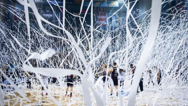 Así de espectacular fue el ambiente que vivió Bilbao Basket antes de levantar en Salónica el trofeo continental. / FIBA EUROPE CUP