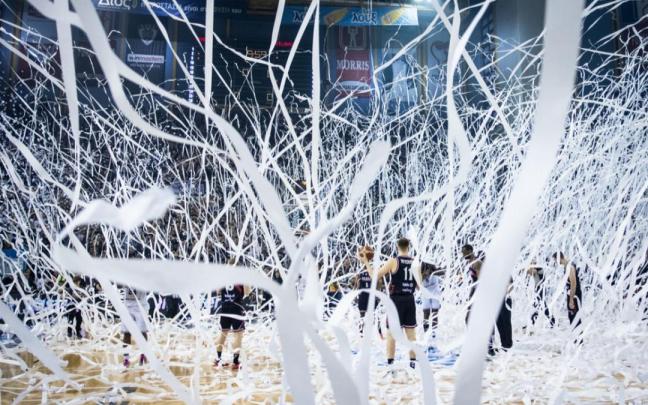 Así de espectacular fue el ambiente que vivió Bilbao Basket antes de levantar en Salónica el trofeo continental. / FIBA EUROPE CUP