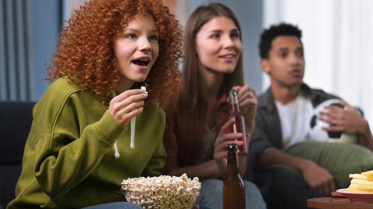 Personas comiendo palomitas, en una imagen de archivo.