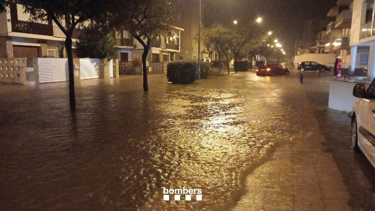 Lluvias e inundaciones en la avenida de la Platja, en Roses (Girona).