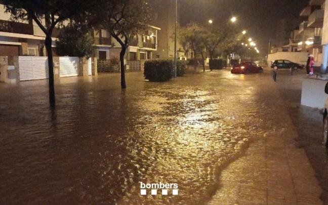 Lluvias e inundaciones en la avenida de la Platja, en Roses (Girona).