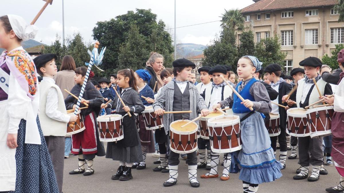 Ez ziren falta izan baserritar jantzita zeuden haur konpainiak Ikasberri Ikastolarean danborradan