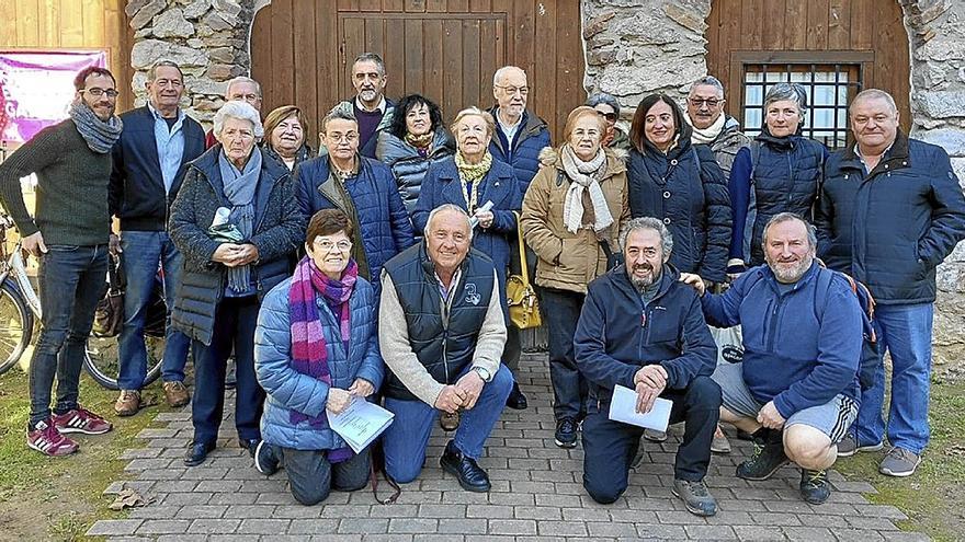 Voluntariado de Elkarrizan a la puerta de Beralandeta, donde celebraron su asamblea anual.