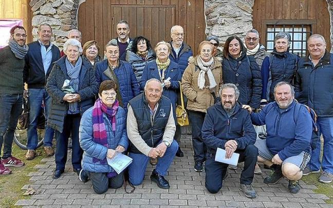 Voluntariado de Elkarrizan a la puerta de Beralandeta, donde celebraron su asamblea anual.