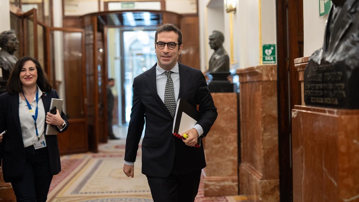 El ministro de Economía, Carlos Cuerpo, a su llegada a una sesión plenaria, en el Congreso de los Diputados.