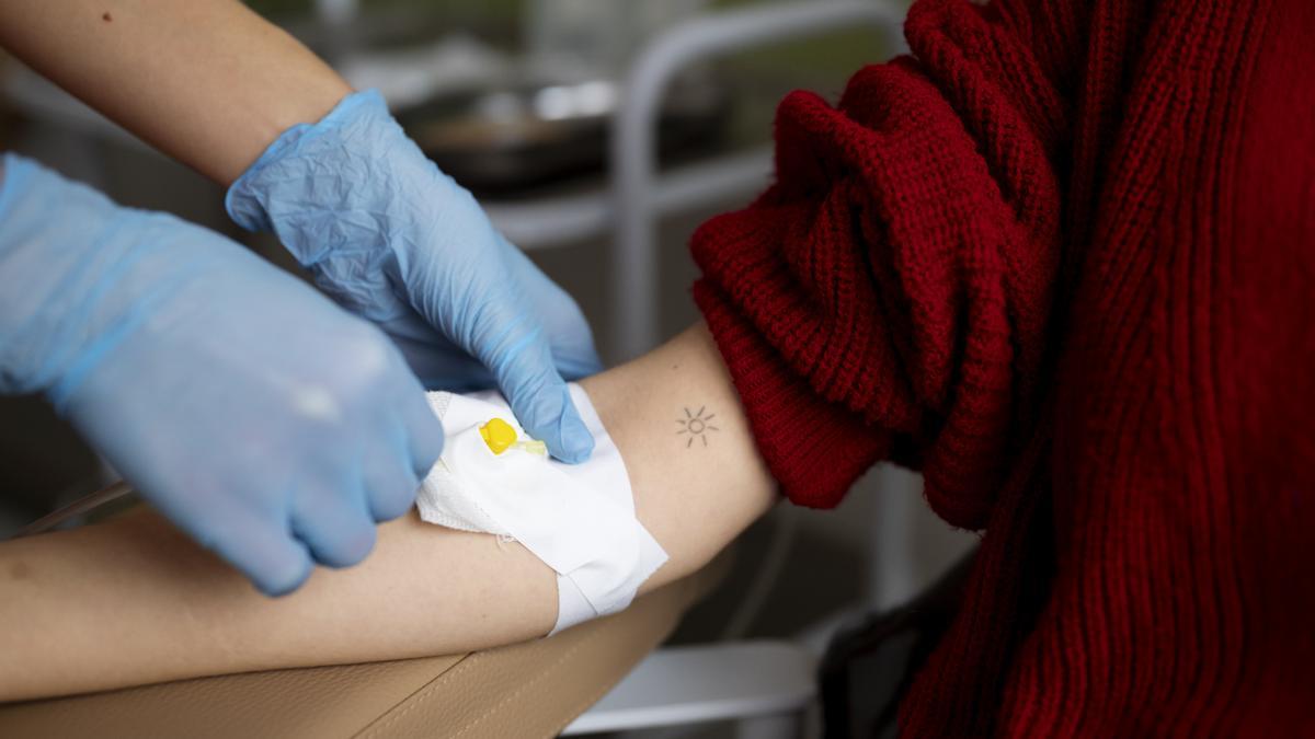 Una mujer, en un ciclo de quimioterapia | El tratamiento con Tecentriq se puede demorar alrededor de 30 minutos o hasta una hora pero ahora puede durar solo siete minutos.