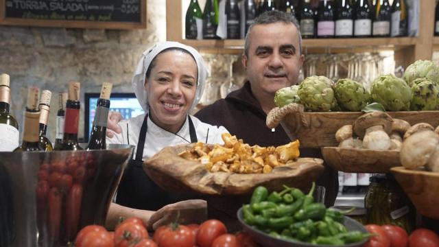 Najat Kadouri y Mohamed Arab, en la barra del Itxaropena.