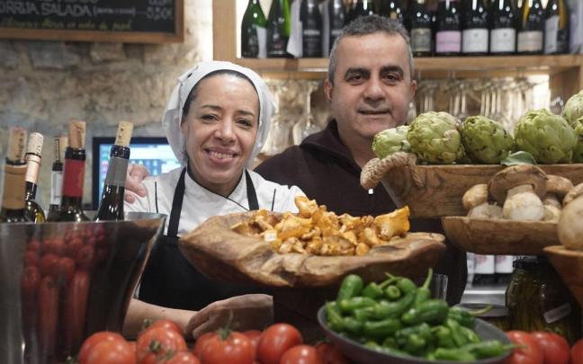 Najat Kadouri y Mohamed Arab, en la barra del Itxaropena.