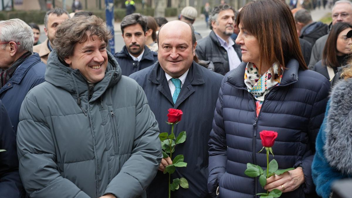 El secretario general del PSE, Eneko Andueza, con el presidente del EBB del PNV, Andoni Ortuzar, y la vicelehendakari segunda, la socialista Idoia Mendia