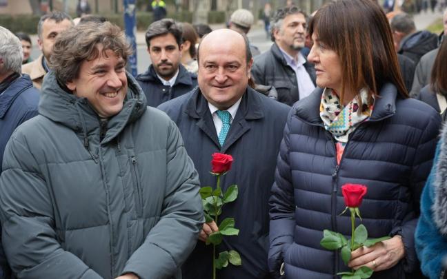 El secretario general del PSE, Eneko Andueza, con el presidente del EBB del PNV, Andoni Ortuzar, y la vicelehendakari segunda, la socialista Idoia Mendia