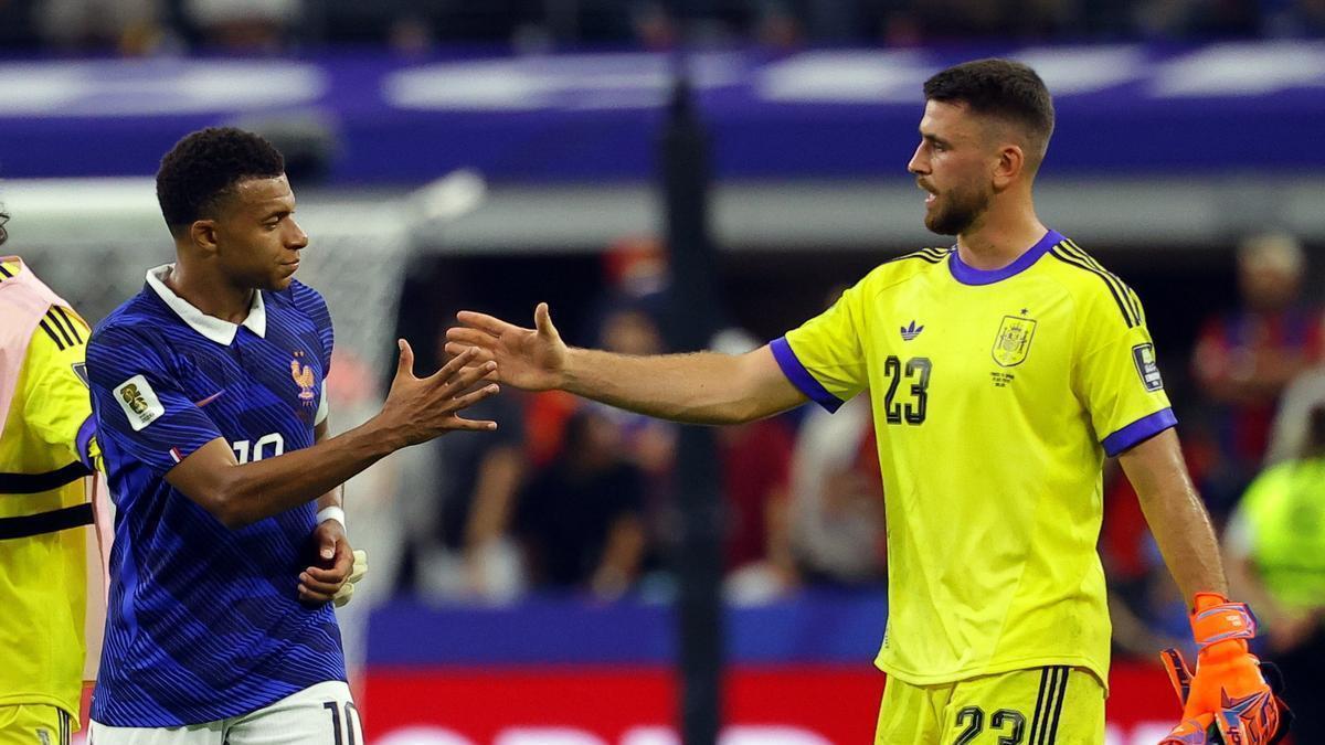 Unai Simón tiende la mano a Kylian Mbappé tras la semifinal de la Copa del Mundo disputada entre España y Francia.