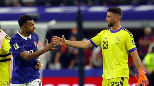 Unai Simón tiende la mano a Kylian Mbappé tras la semifinal de la Copa del Mundo disputada entre España y Francia.