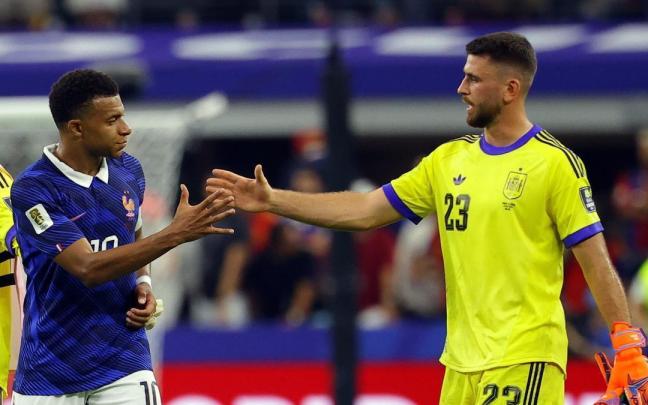 Unai Simón tiende la mano a Kylian Mbappé tras la semifinal de la Copa del Mundo disputada entre España y Francia.
