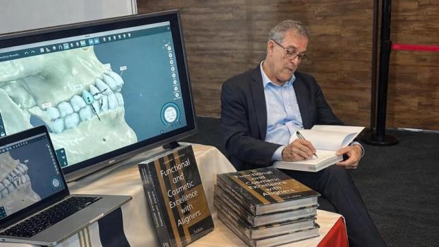 El doctor Domingo Martín ha publicado el libro 'Functional and Cosmetic Excellence with Aligners''.