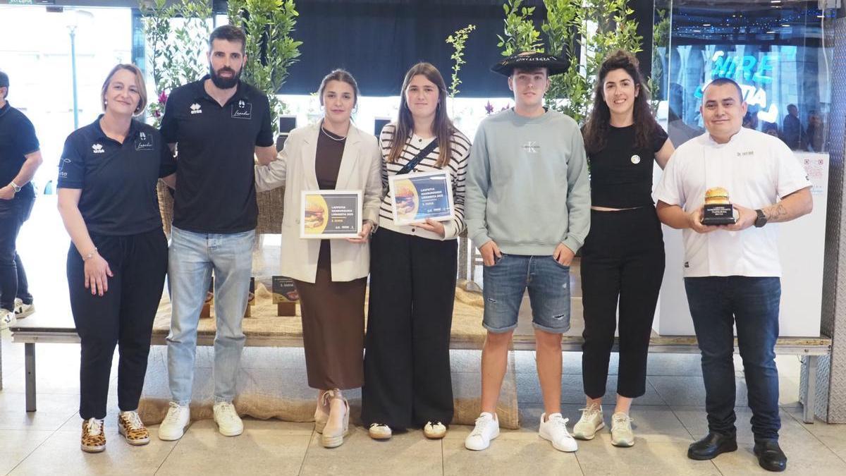Podio del concurso de hamburguesas de Azpeitia, con Da en el primer lugar, seguido de los bares Ertz y Mendizabal.