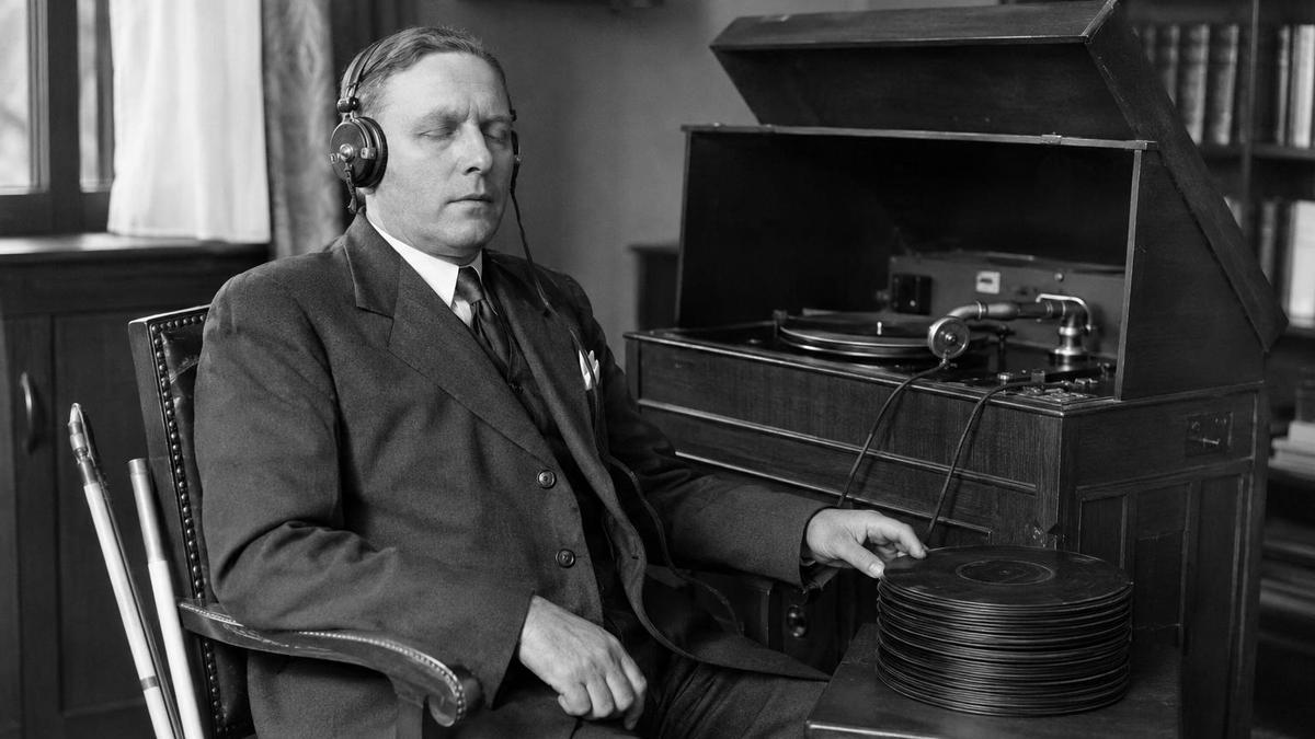 Una persona ciega escucha uno de los primeros “libros parlantes”, creados en la década de 1930 para hacer accesible la lectura.