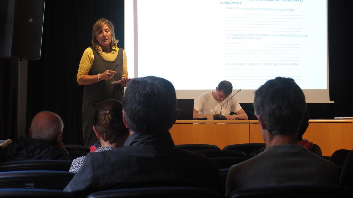Técnicos de Aztiker durante la presentacion de los resultados de la encuesta en la casa de cultura Zabiel