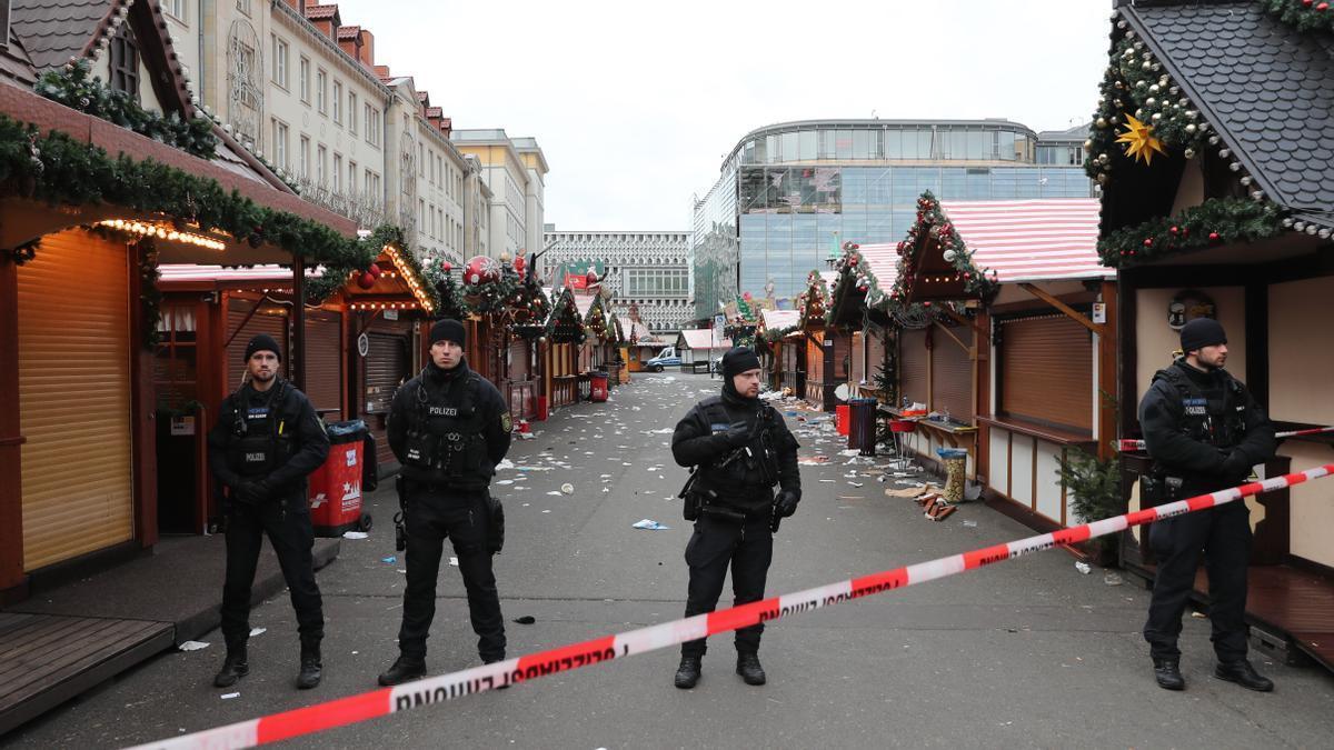 Policías en el mercado navideño de Magdeburgo