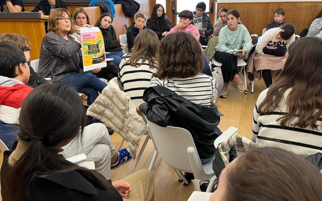 Un agrupo de alumnos de Galdakao explicando en el salón de plenos sus avances en la Agenda 2030 escolar