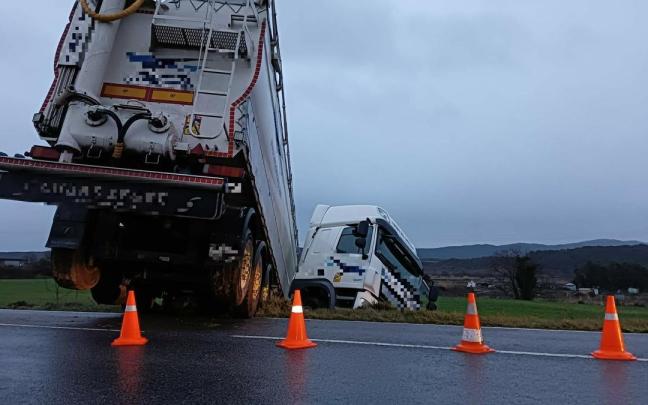 Estado del cami&oacute;n tras salirse de la v&iacute;a