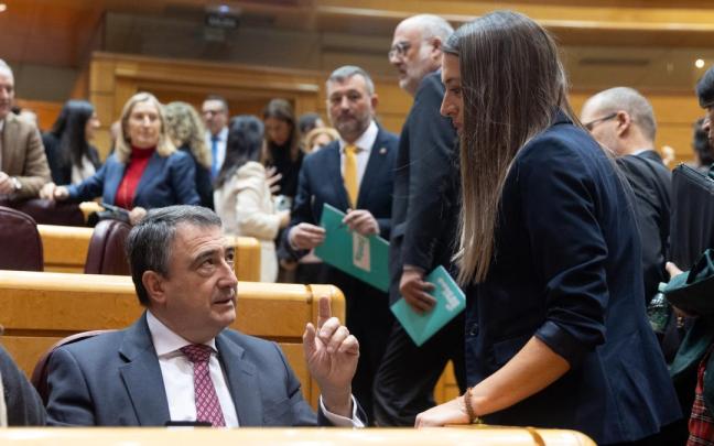 El portavoz del PNV en el Congreso, Aitor Esteban y la portavoz de Junts en el Congreso, Miriam Nogueras, durante un pleno del Congreso.