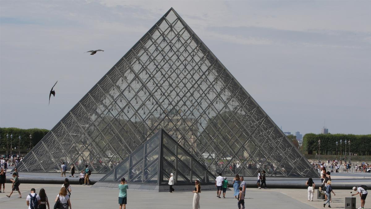 La pirámide del Louvre de París en una foto de archivo.