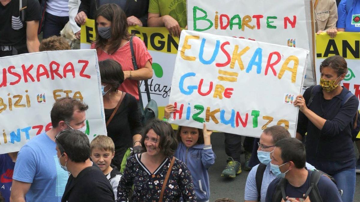 Seaskak Frantziako hizkuntza politiken aurka deitutako manifestazio baten irudia.