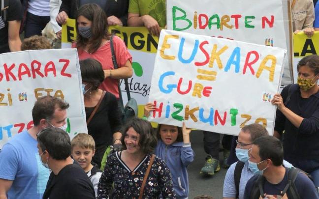 Seaskak Frantziako hizkuntza politiken aurka deitutako manifestazio baten irudia.