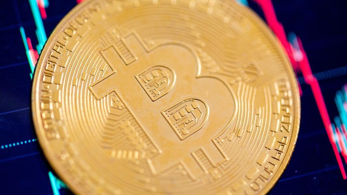Una moneda con el logo del bitcoin