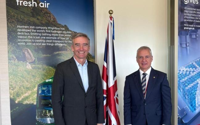 Iñigo Urkullu se reúne con sir Alex Ellis.