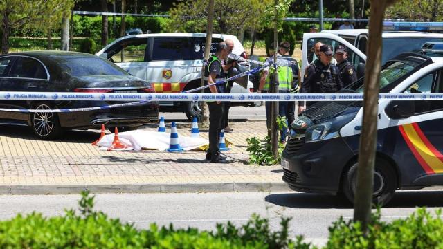 Agentes de la Policía Nacional en el lugar donde fue tiroteado el expolítico ucraniano Andriy Portnov, en Pozuelo de Alarcón (Madrid). / EP Agentes de la Policía Nacional en el lugar donde fue tiroteado el expolítico ucraniano Andriy Portnov, en Pozuelo de Alarcón (Madrid).
