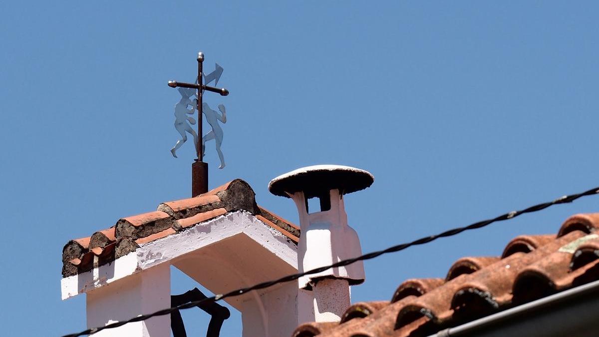 Detalle de la veleta que corona la ermita, vinculada a la devoción por el boxeador Urtain del vecino que la donó en 1971.