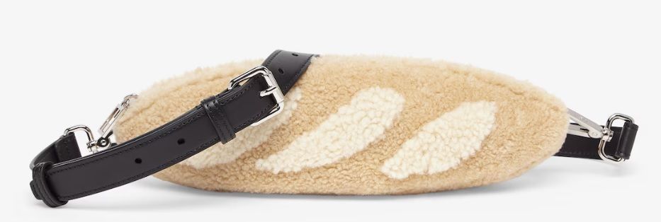 Curioso bolso con forma de baguette.