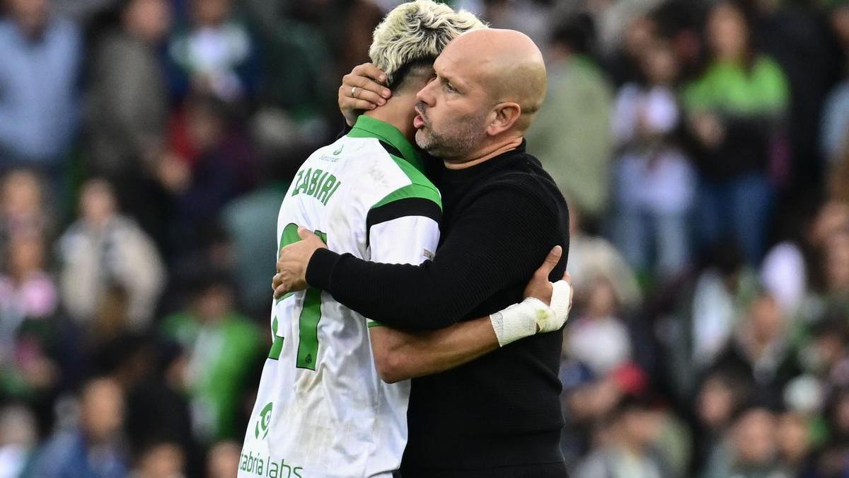 Zabiri se abraza con José Alberto López, uno de sus valedores como técnico del Racing de Santander.