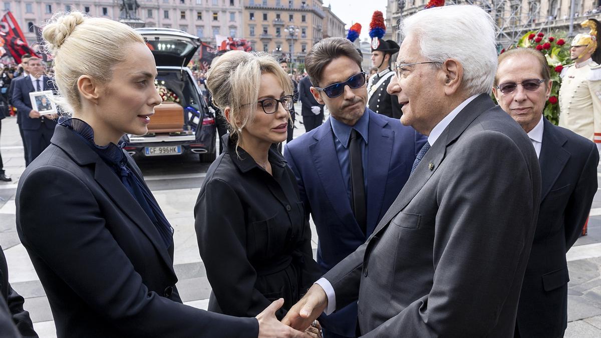 Marina Berlusconi recibe las condolencias del presidente italiano, Sergio Mattarella, por la muerte de su padre.