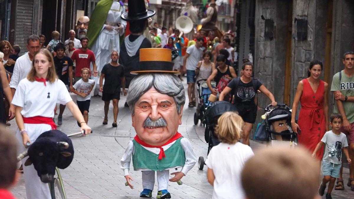 Pasacalle de gigantes y cabezudos por las calles de Elgoibar durante las fiestas de San Bartolomé