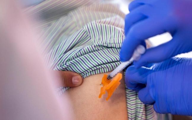 Un enfermero suministra una vacuna.