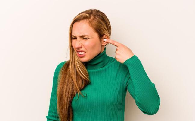 Una mujer sufre un pitido en el oído izquierdo.