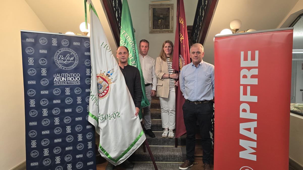 Igor Enparan, alcalde de Hondarribia, Jon Vila, director comercial de Mapfre Gipuzkoa, Amaia Ausan, secretaria de la Cofradía de Pescadores de San Pedro, y Joxemi Elduayen, presidente de Hondarribia Arraun Elkartea.