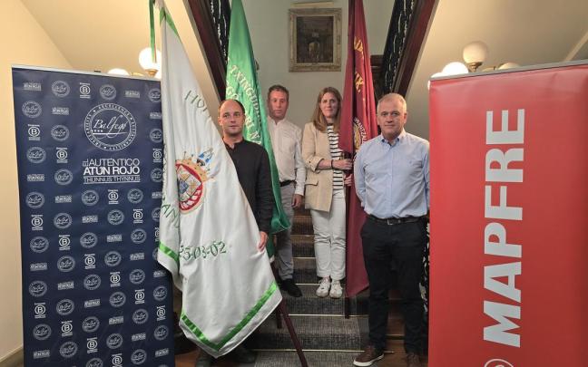 Igor Enparan, alcalde de Hondarribia, Jon Vila, director comercial de Mapfre Gipuzkoa, Amaia Ausan, secretaria de la Cofradía de Pescadores de San Pedro, y Joxemi Elduayen, presidente de Hondarribia Arraun Elkartea. / N.G. Igor Enparan, alcalde de Hondarribia, Jon Vila, director comercial de Mapfre Gipuzkoa, Amaia Ausan, secretaria de la Cofradía de Pescadores de San Pedro, y Joxemi Elduayen, presidente de Hondarribia Arraun Elkartea.