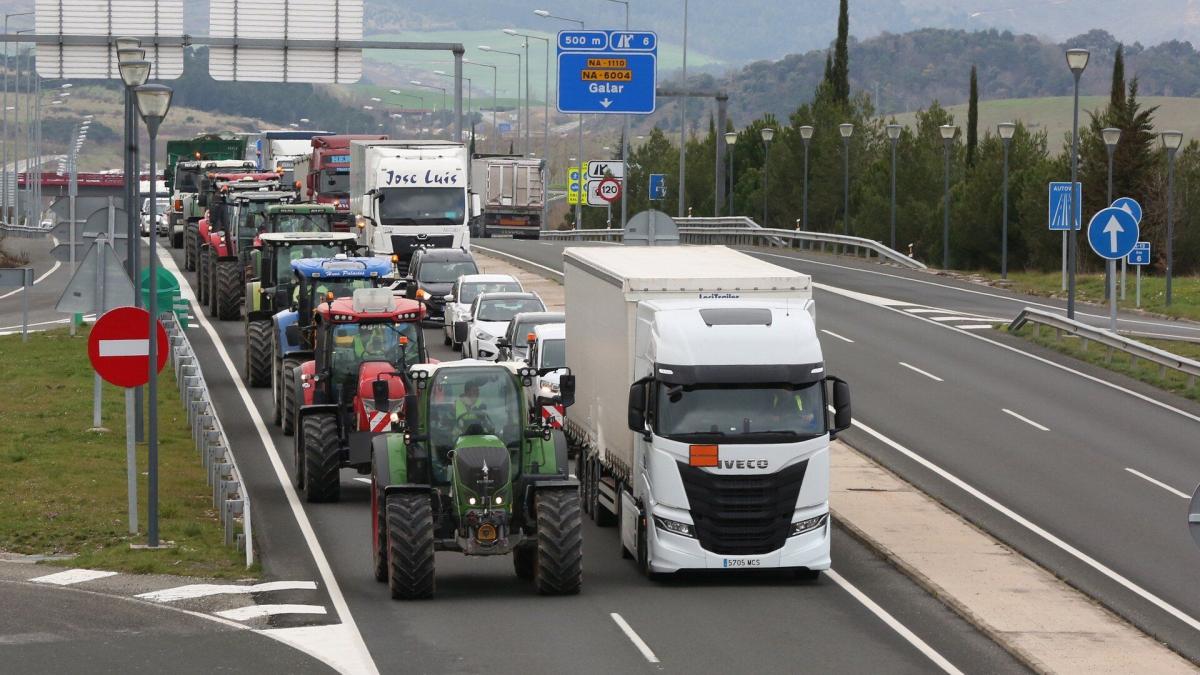Tractores llegados desde Tierra Estella, entrando en la Comarca de Pamplona. Foto: Javier Bergasa