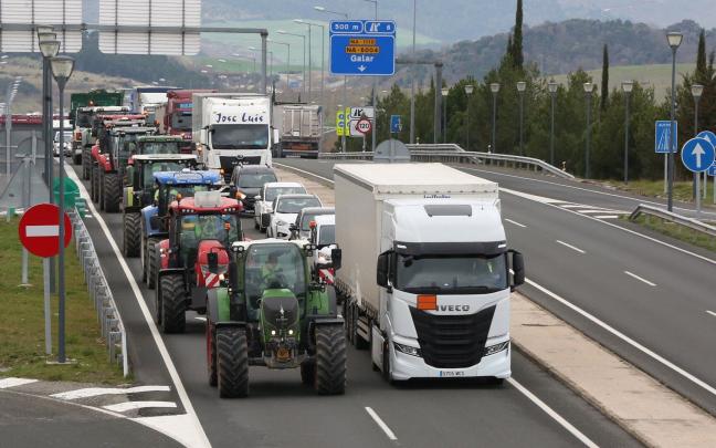 Tractores llegados desde Tierra Estella, entrando en la Comarca de Pamplona. Foto: Javier Bergasa Tractores llegados desde Tierra Estella, entrando en la Comarca de Pamplona. Foto: Javier Bergasa